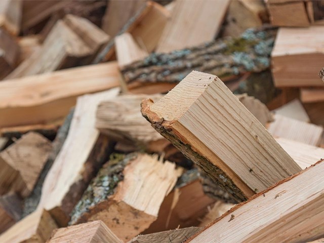¿Qué madera es la que más aguanta en la chimenea?